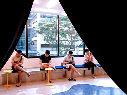 Men's waiting area in Love Bonito Funan op